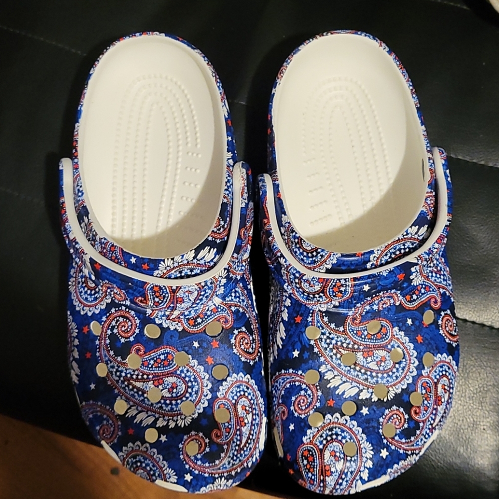 Crocs size 7